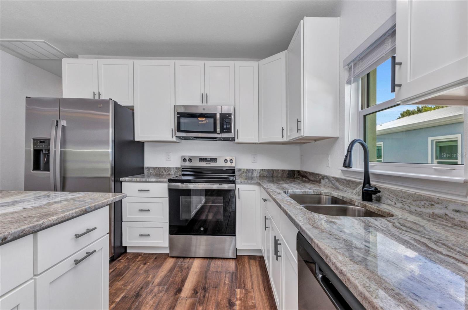 Image 14 of 33 For 415 Carmalita Street 112