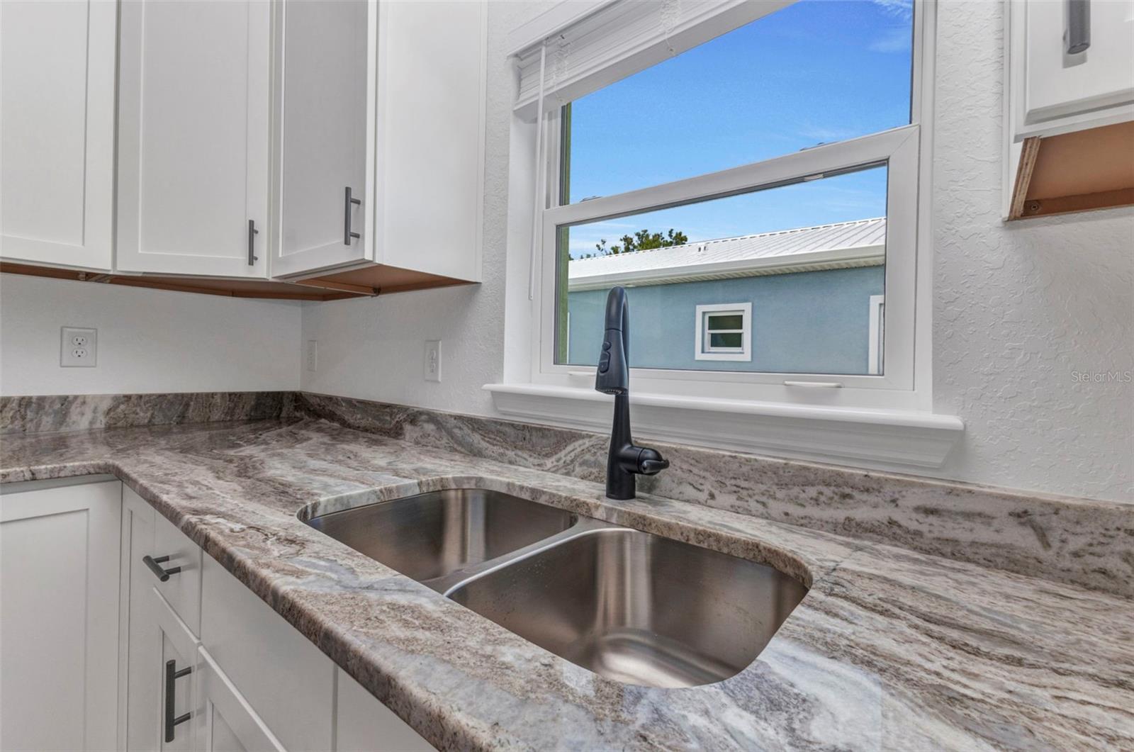 Image 15 of 33 For 415 Carmalita Street 112
