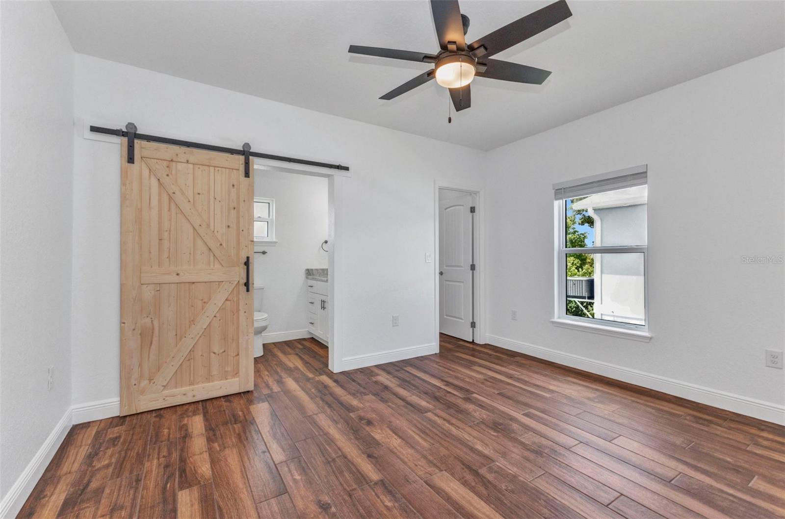 Image 24 of 33 For 415 Carmalita Street 112