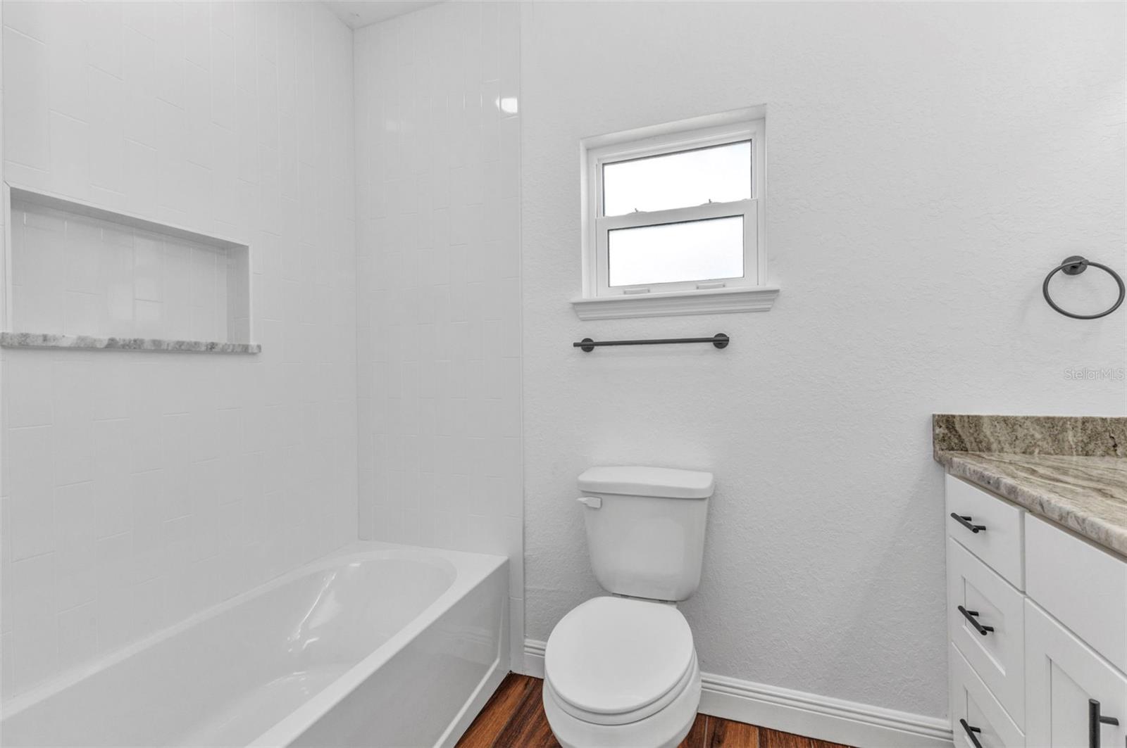 Image 30 of 33 For 415 Carmalita Street 112