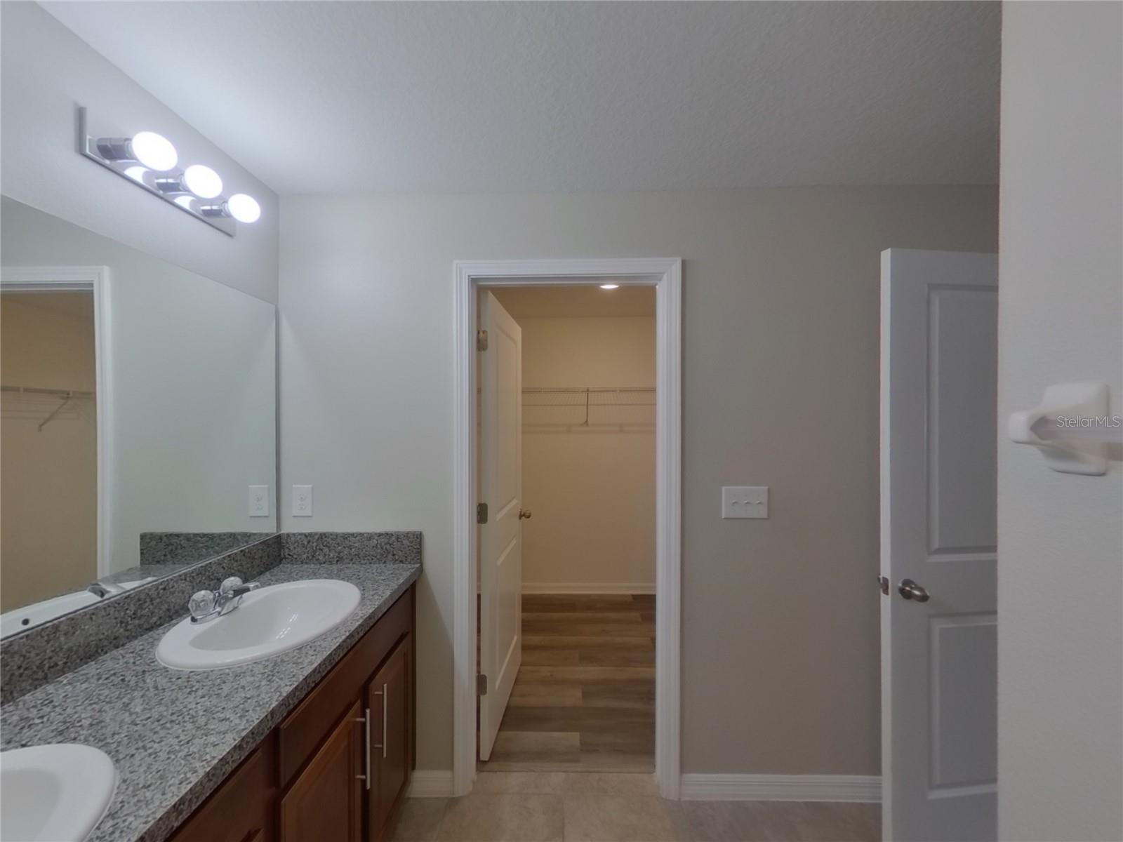 Listing photo id 13 for 14802 Emerald Landing Place