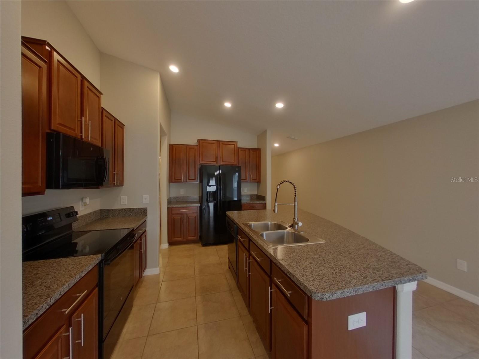 Listing photo id 2 for 14802 Emerald Landing Place