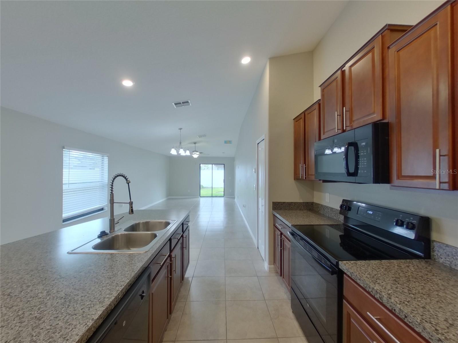 Listing photo id 3 for 14802 Emerald Landing Place