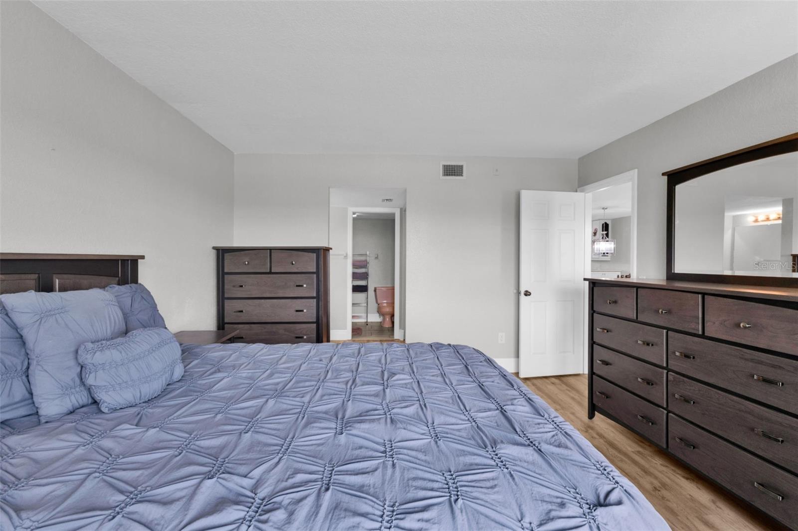 Image 19 of 45 For 175 Kings Highway B3