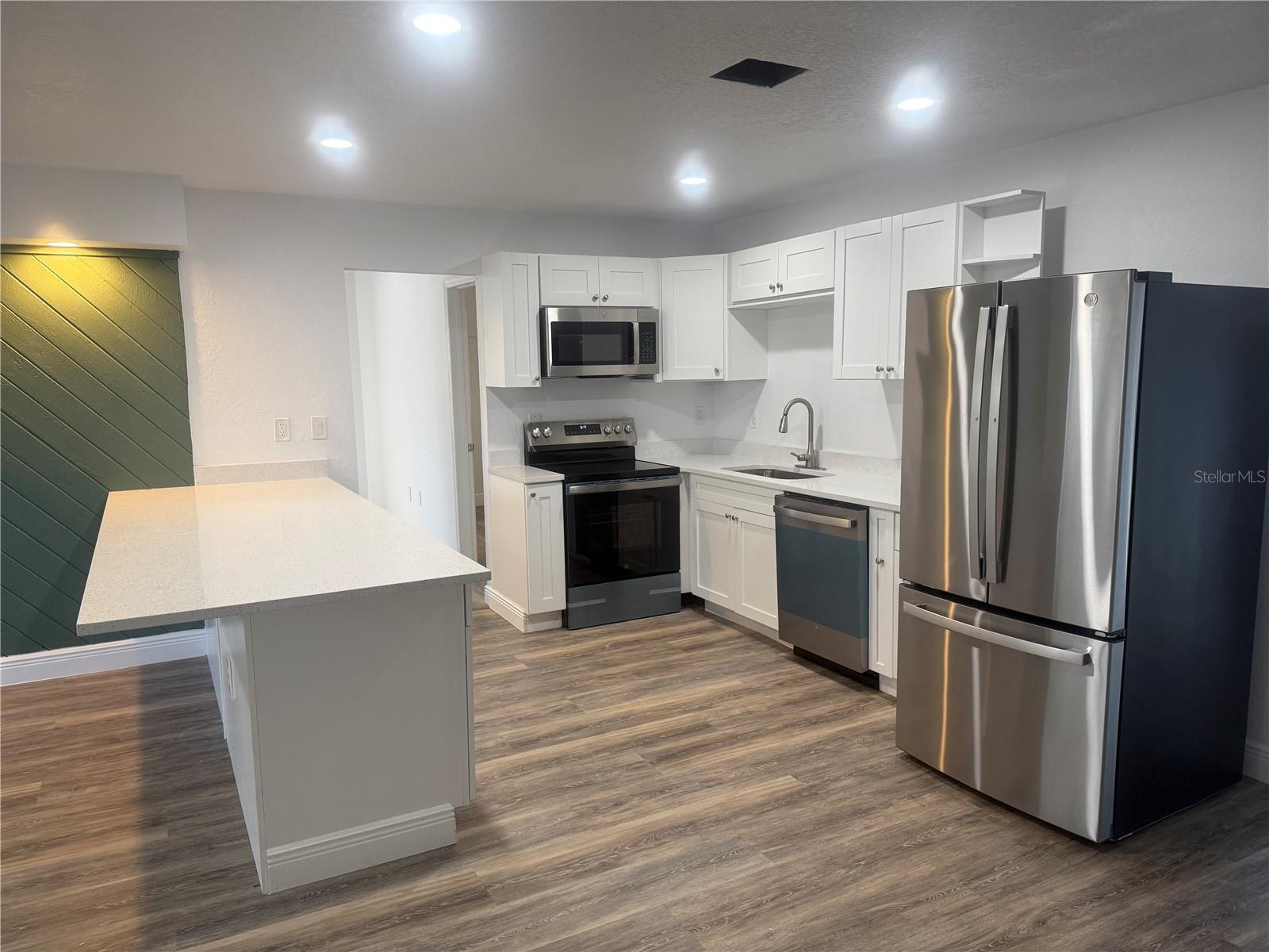 Image 4 of 29 For 549 Lakemont Avenue Nw