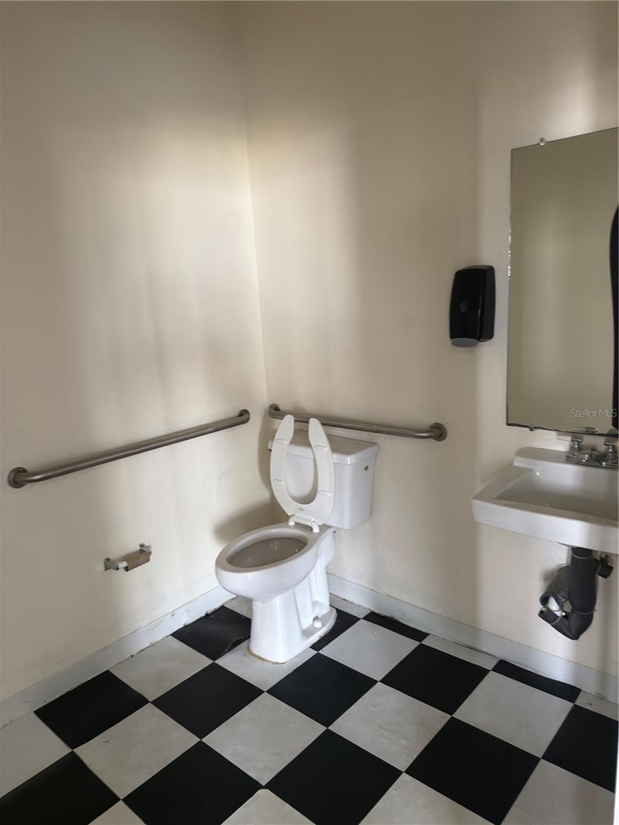 Image 5 of 5 For 1109 Tamiami Trail 4