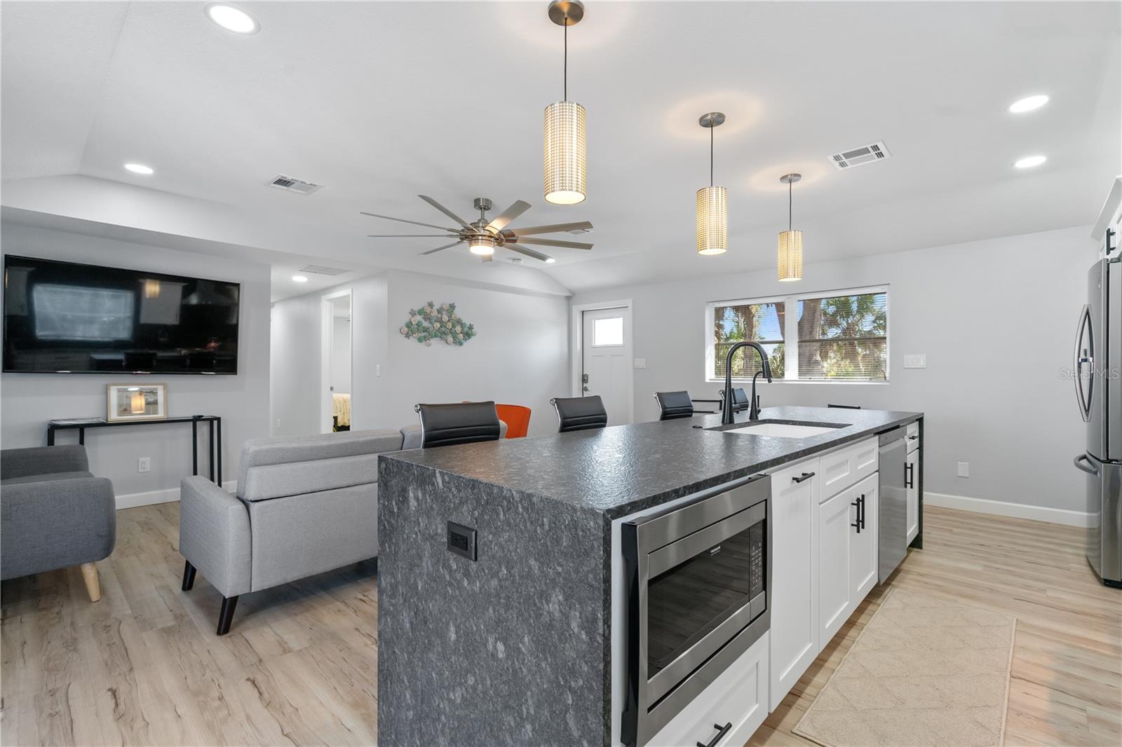 Image 16 of 58 For 2476 Beach Road