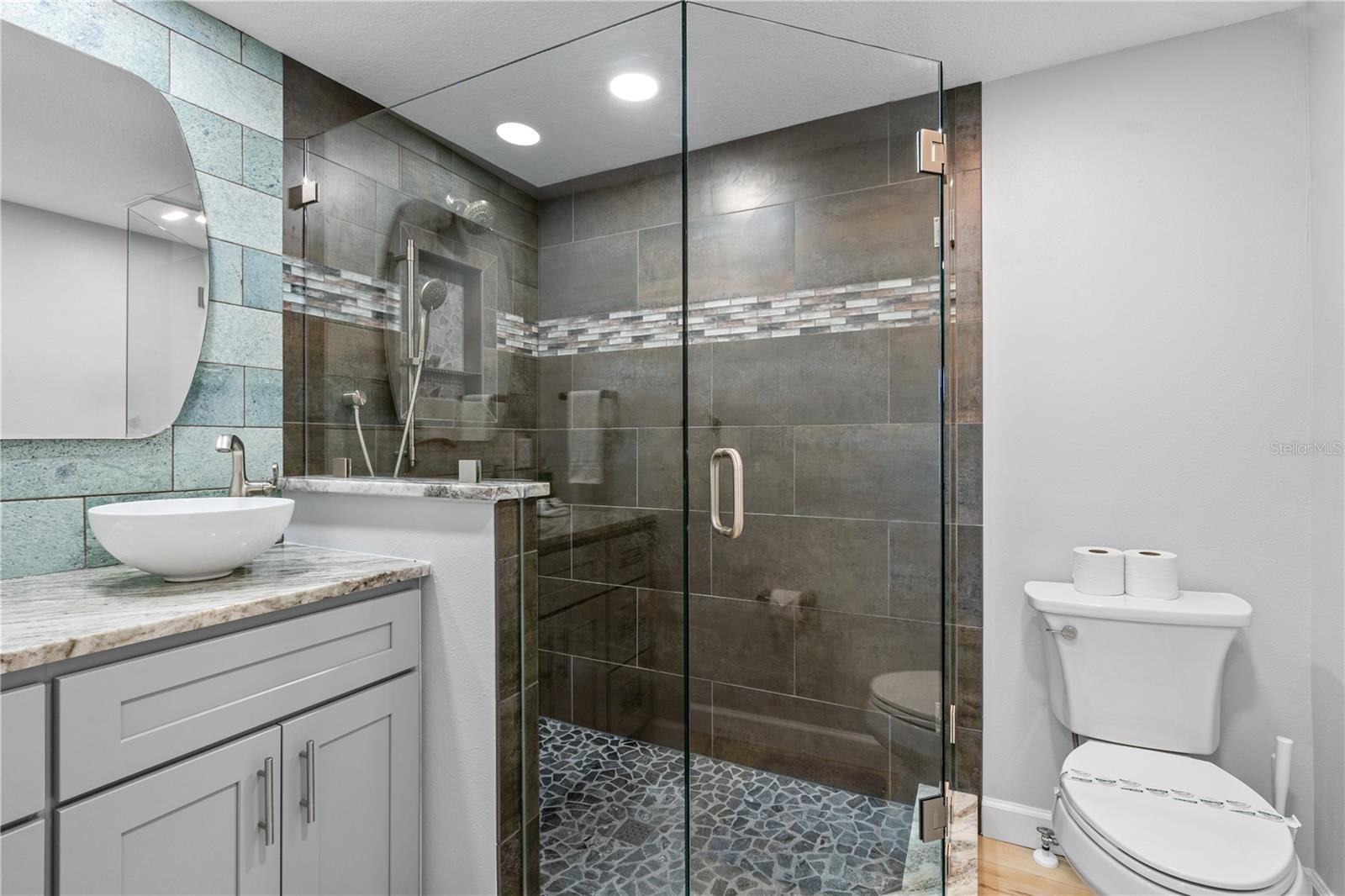 Image 44 of 58 For 2476 Beach Road