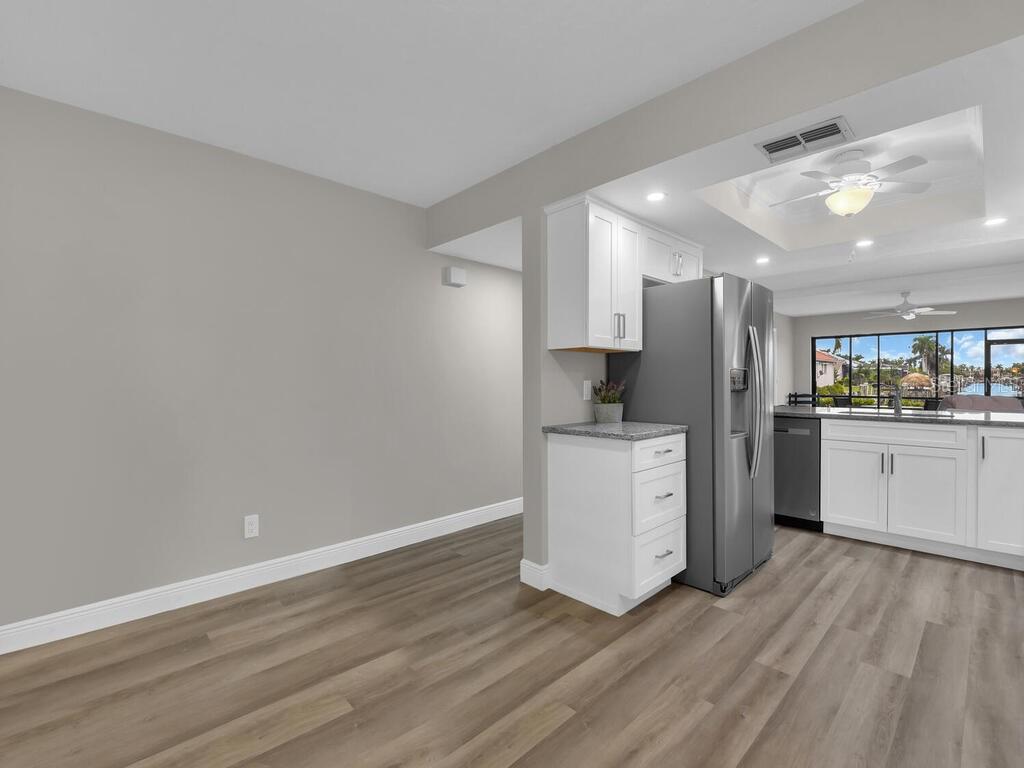 Image 11 of 31 For 902 48th Terrace 105