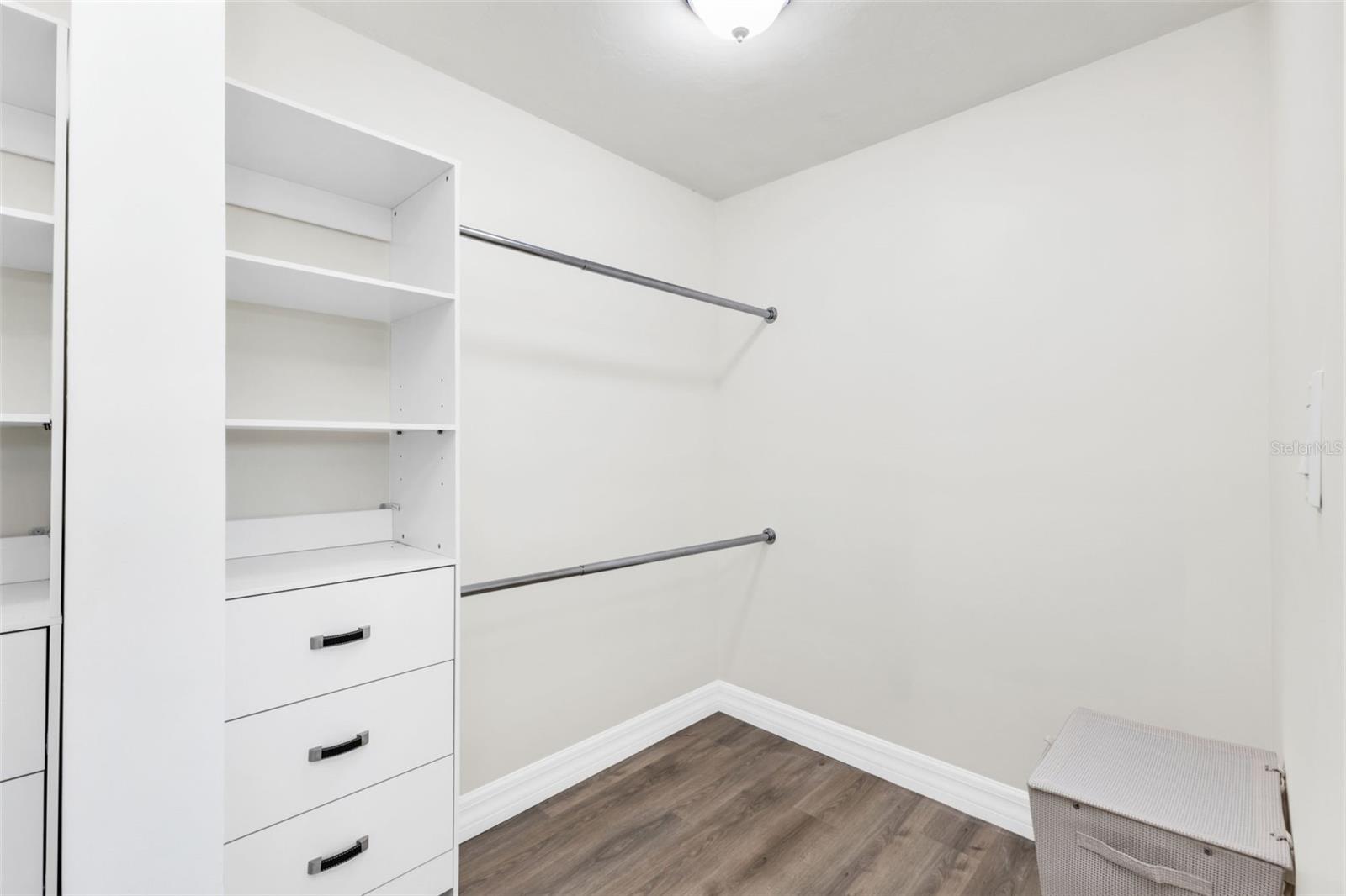 Image 25 of 56 For 517 Belvedere Court