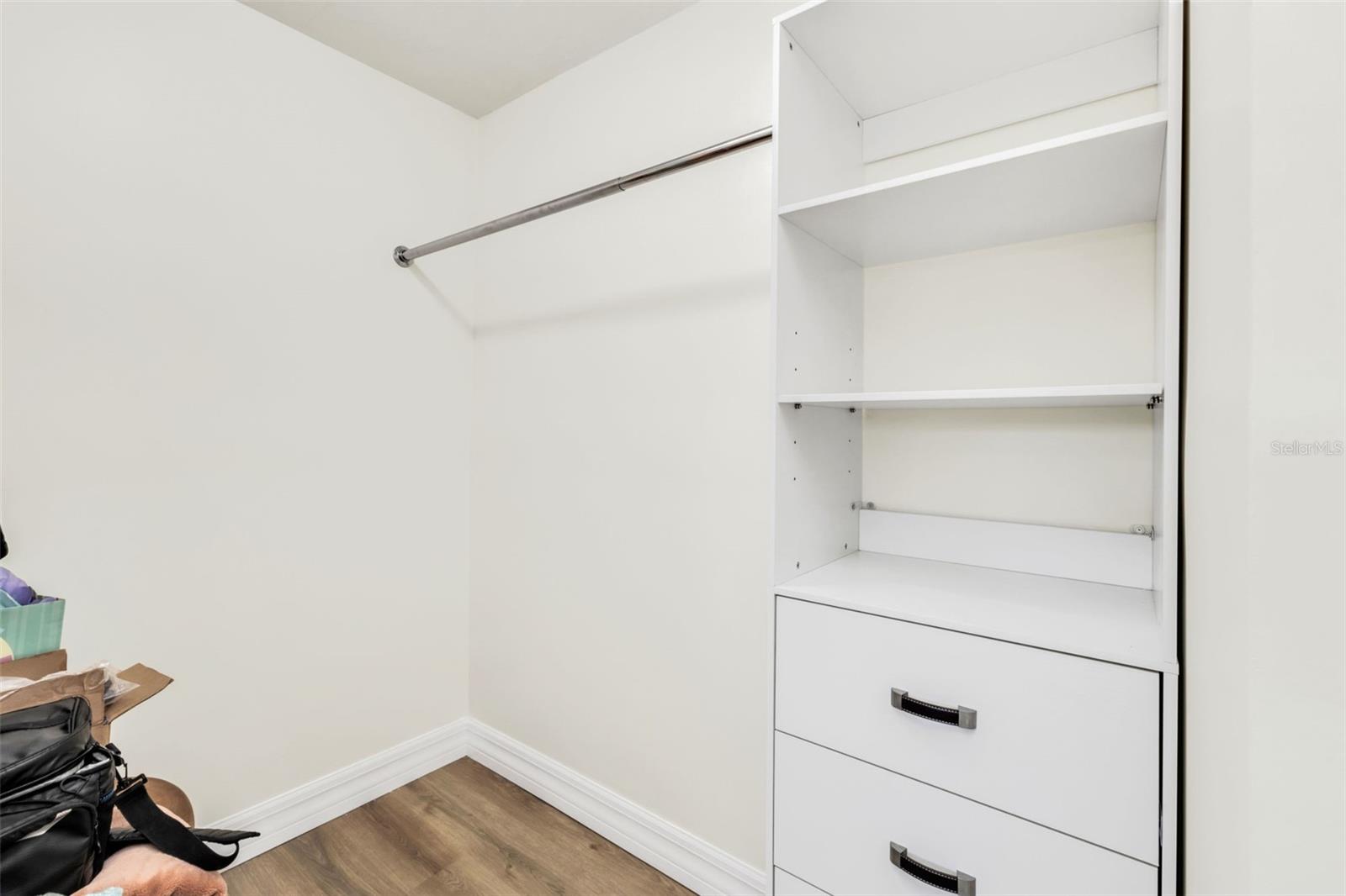 Image 26 of 56 For 517 Belvedere Court