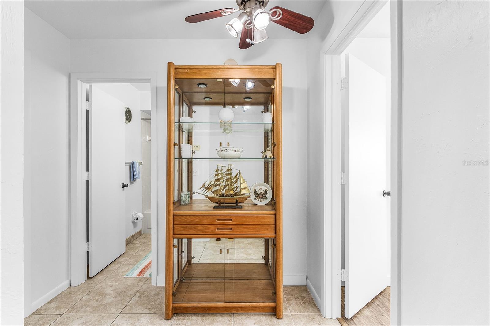 Image 16 of 30 For 4903 Vincennes Street 116