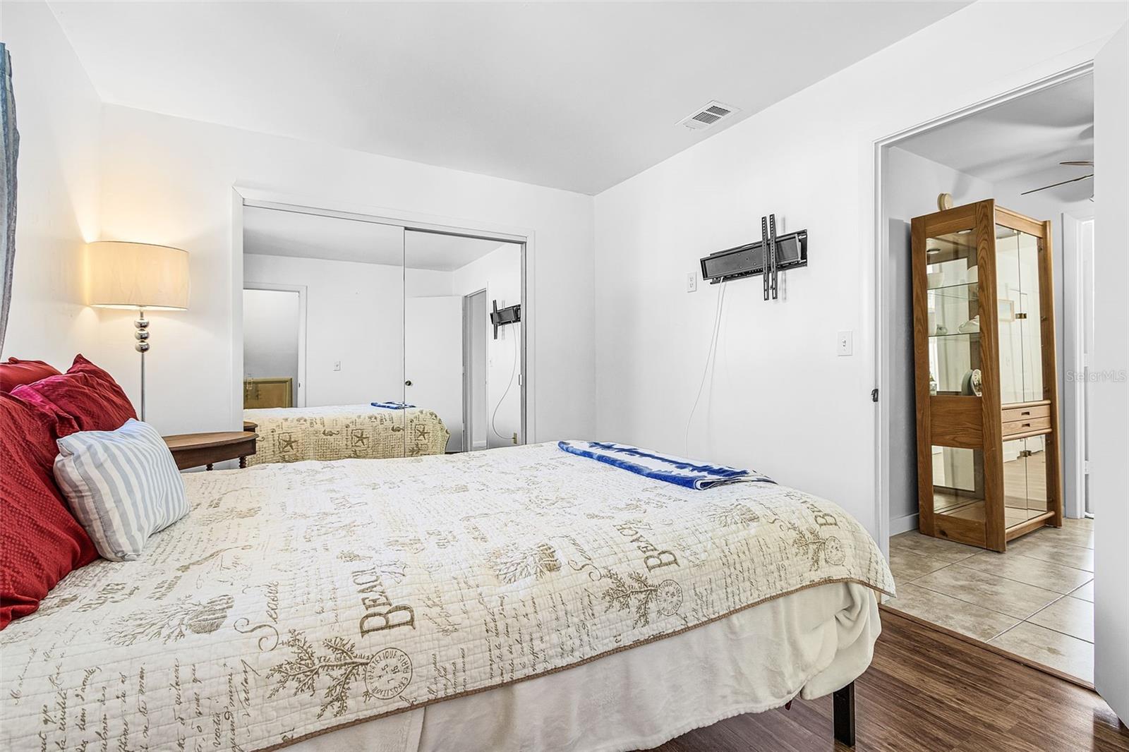 Image 22 of 30 For 4903 Vincennes Street 116