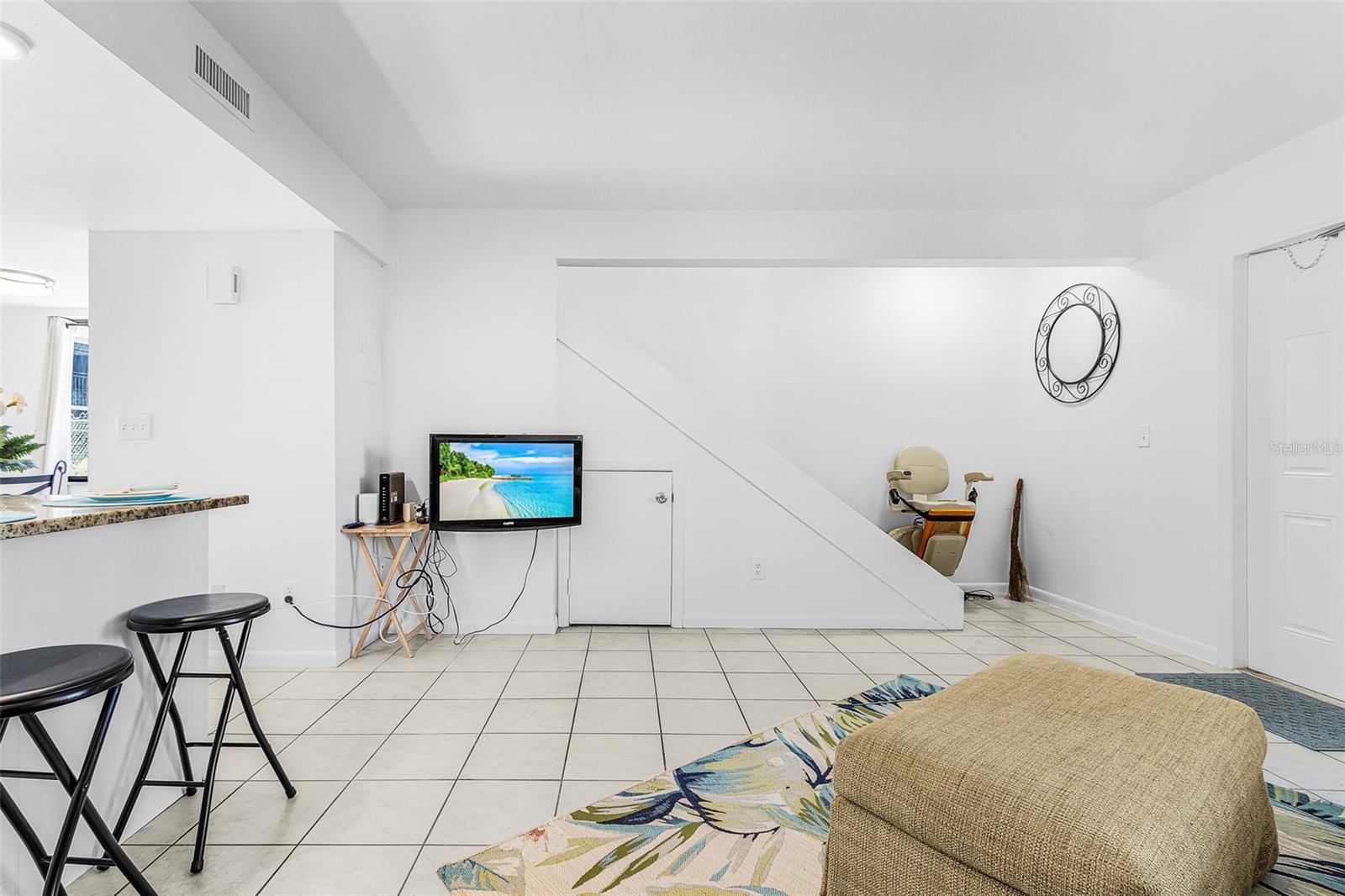 Image 7 of 30 For 4903 Vincennes Street 116