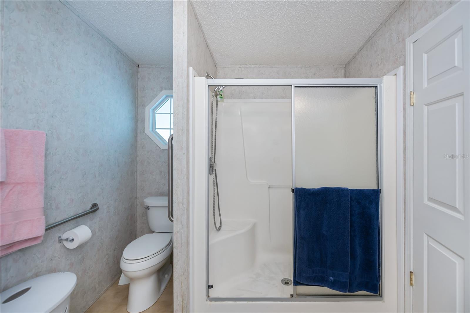 Image 30 of 50 For 2100 Kings Highway 144