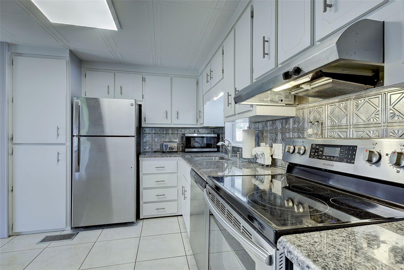 Image 19 of 56 For 2100 Kings Highway 885