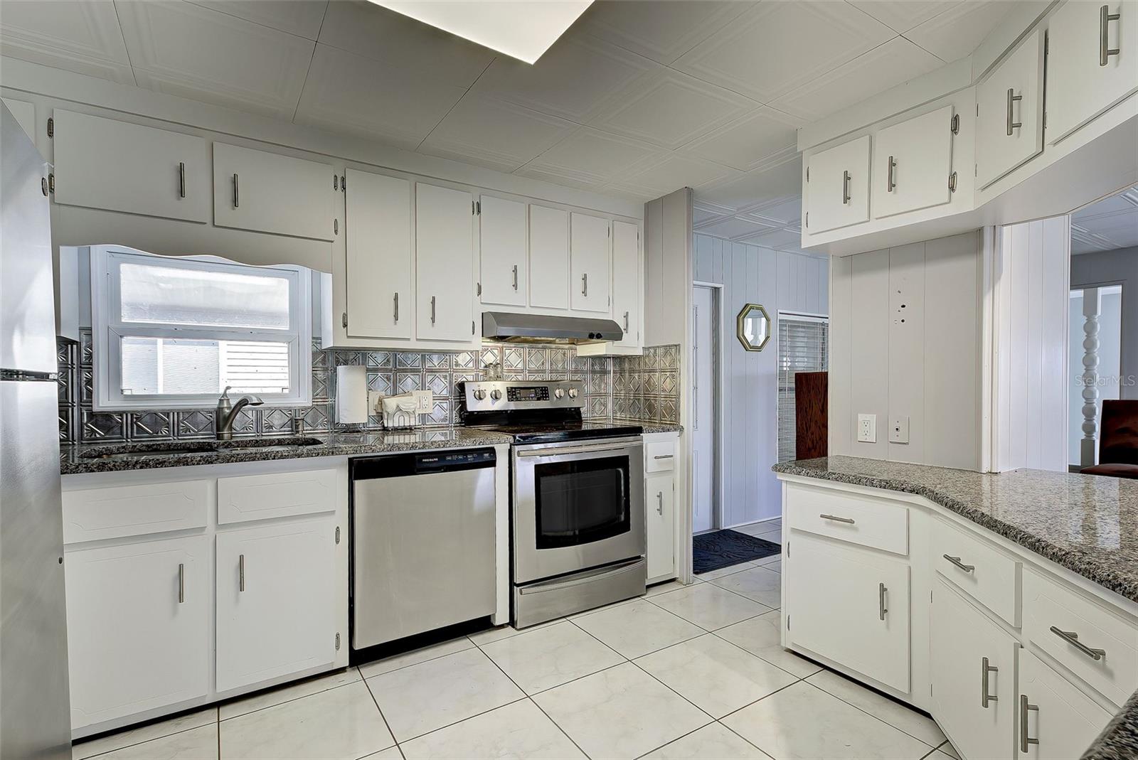 Image 20 of 56 For 2100 Kings Highway 885