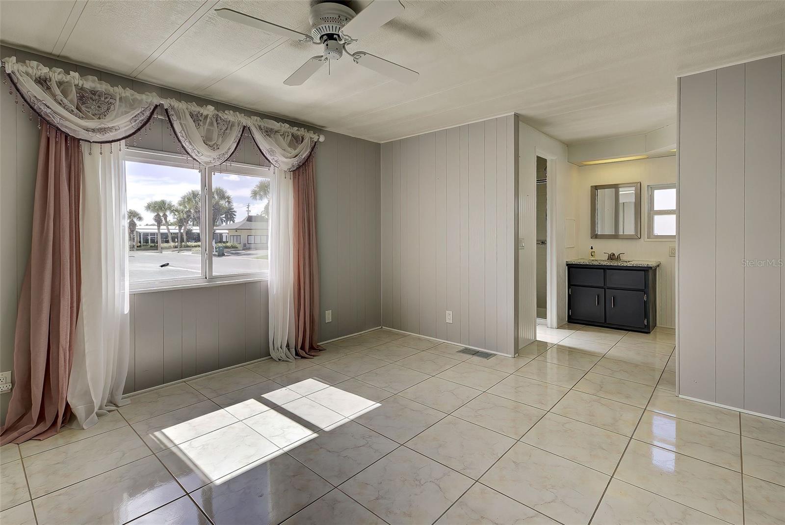 Image 32 of 56 For 2100 Kings Highway 885