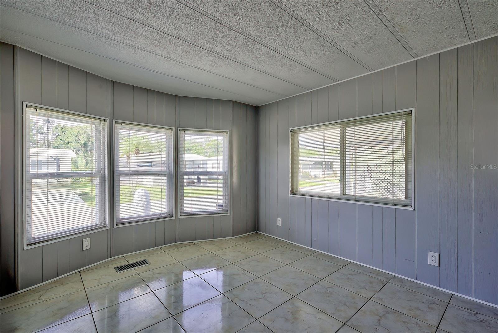 Image 35 of 56 For 2100 Kings Highway 885