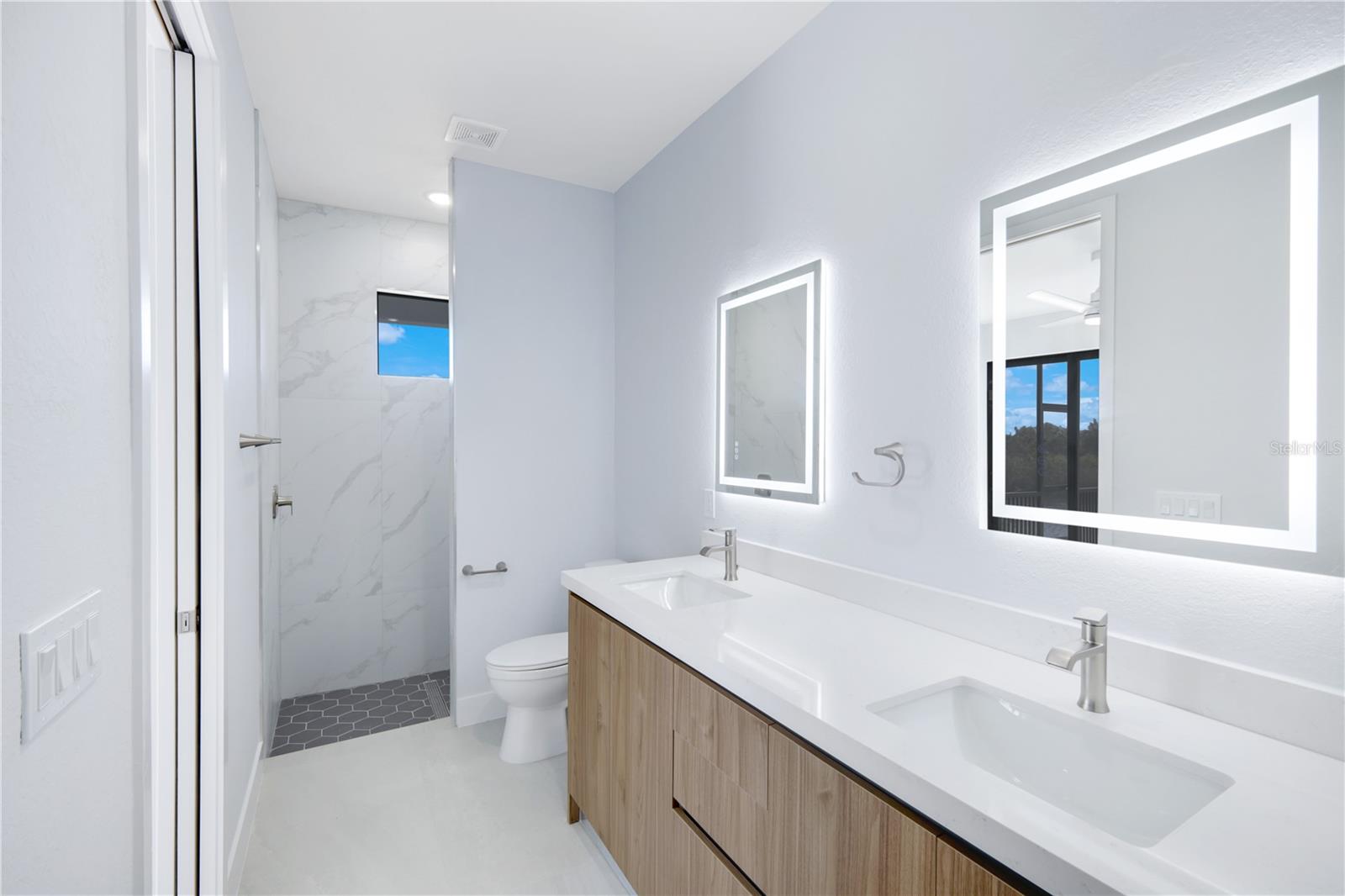 Image 18 of 35 For 14431 Artesia Avenue