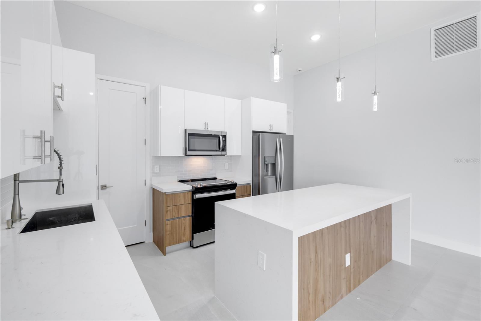 Image 7 of 35 For 14431 Artesia Avenue