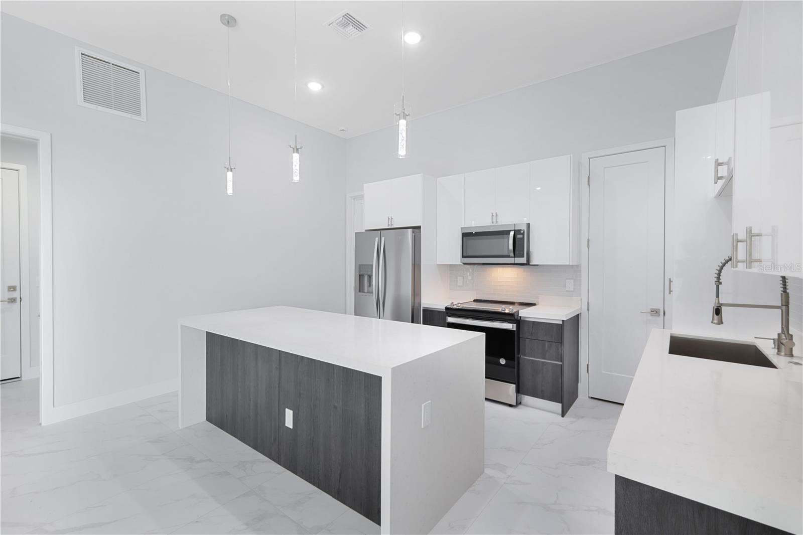 Image 7 of 46 For 10123 Boylston Street