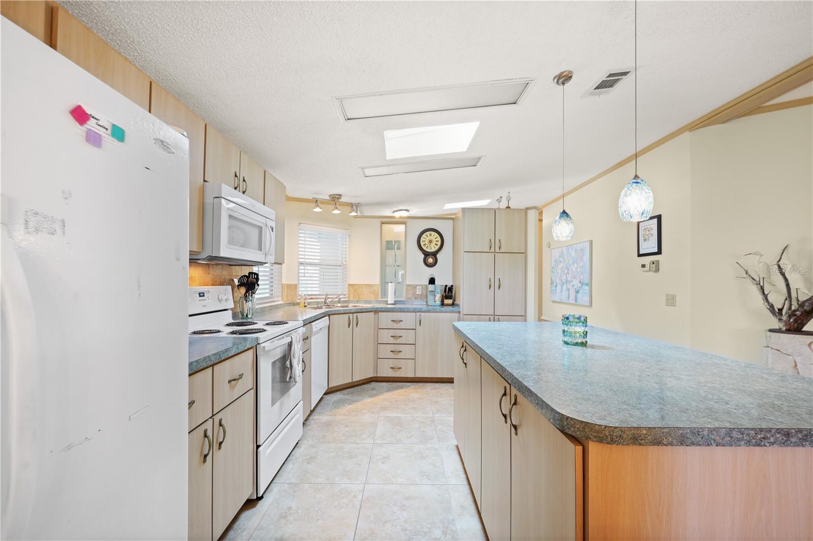 Image 29 of 100 For 2100 Kings Highway 778