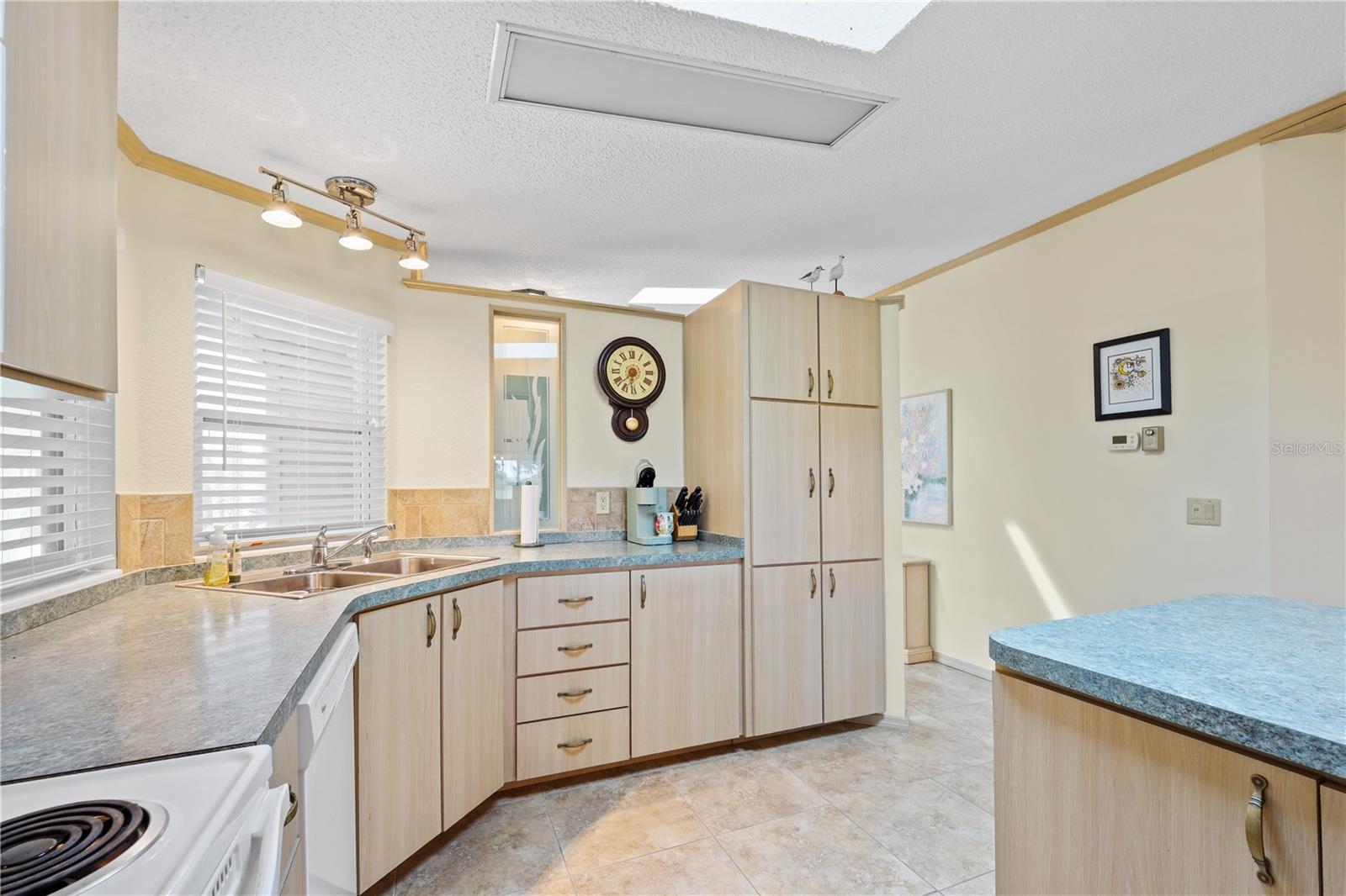 Image 30 of 100 For 2100 Kings Highway 778