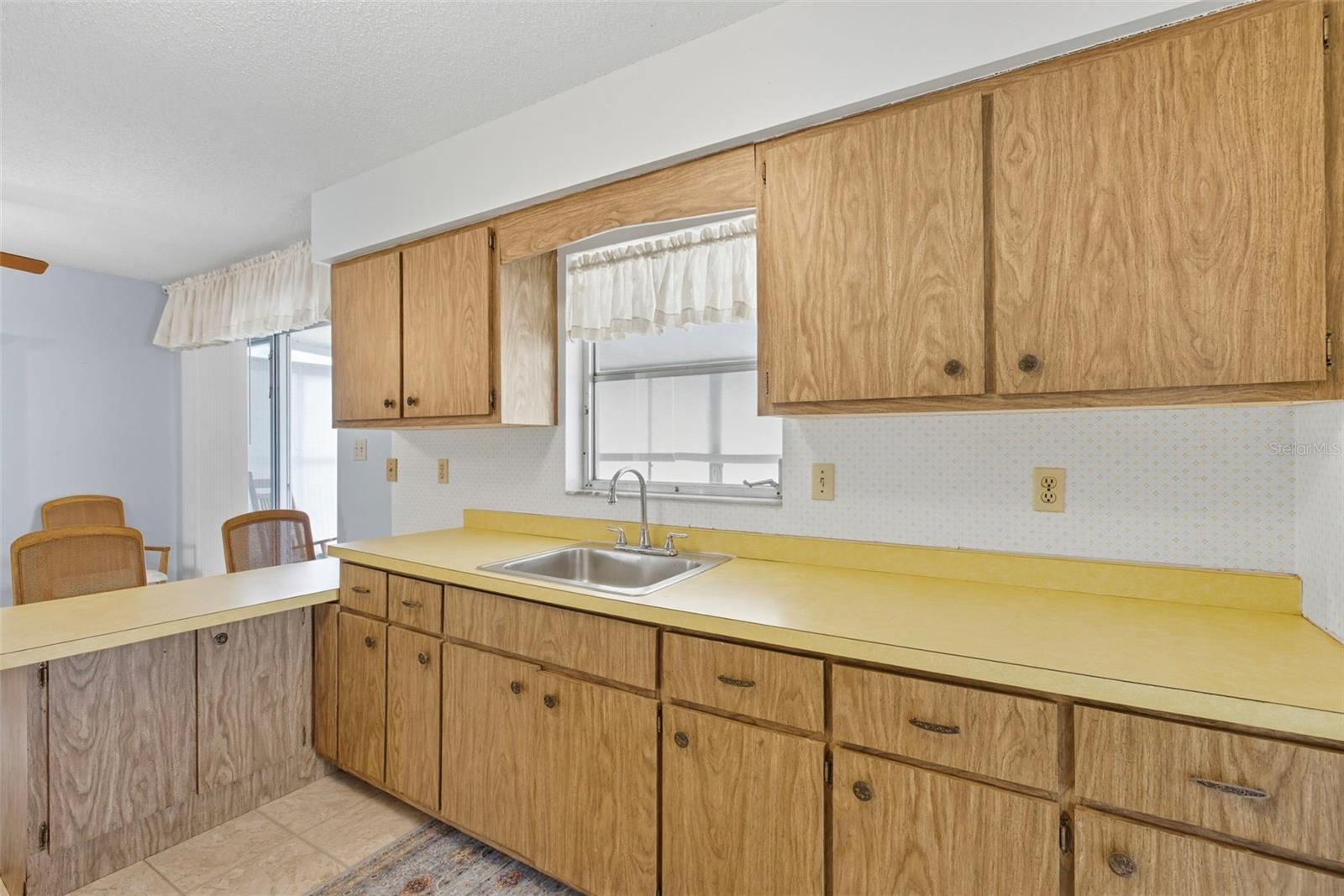 Image 7 of 30 For 22281 Niagara Avenue