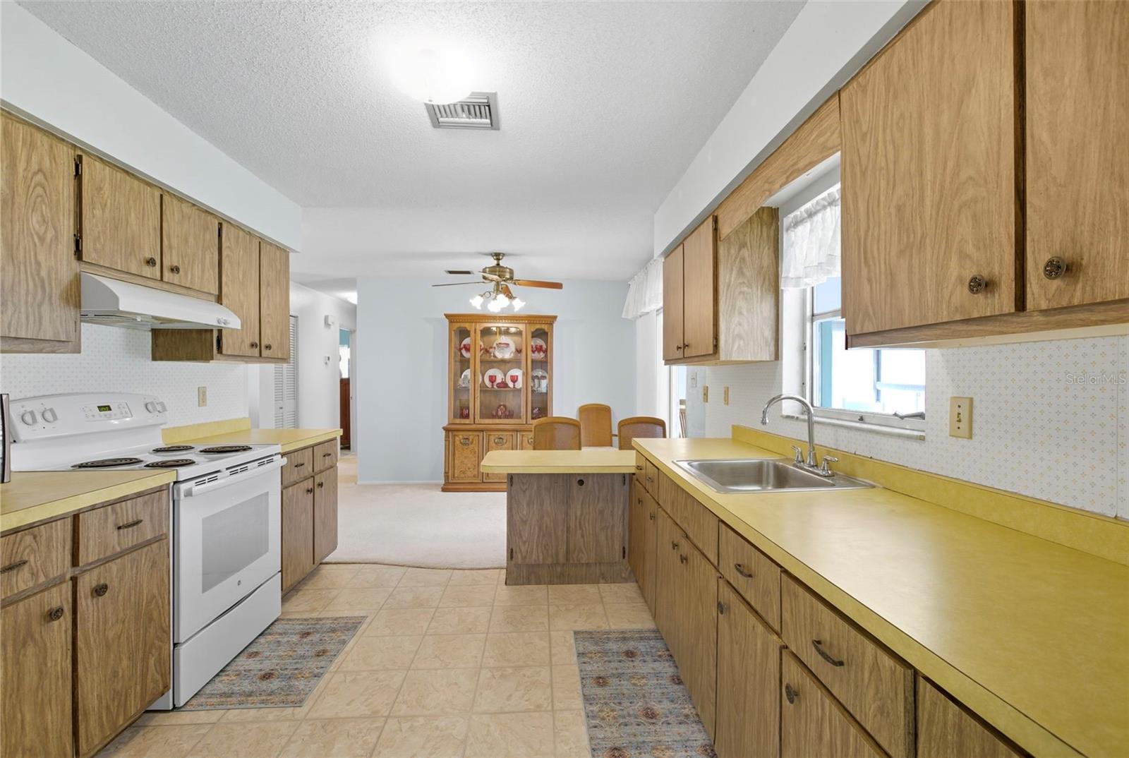 Image 8 of 30 For 22281 Niagara Avenue