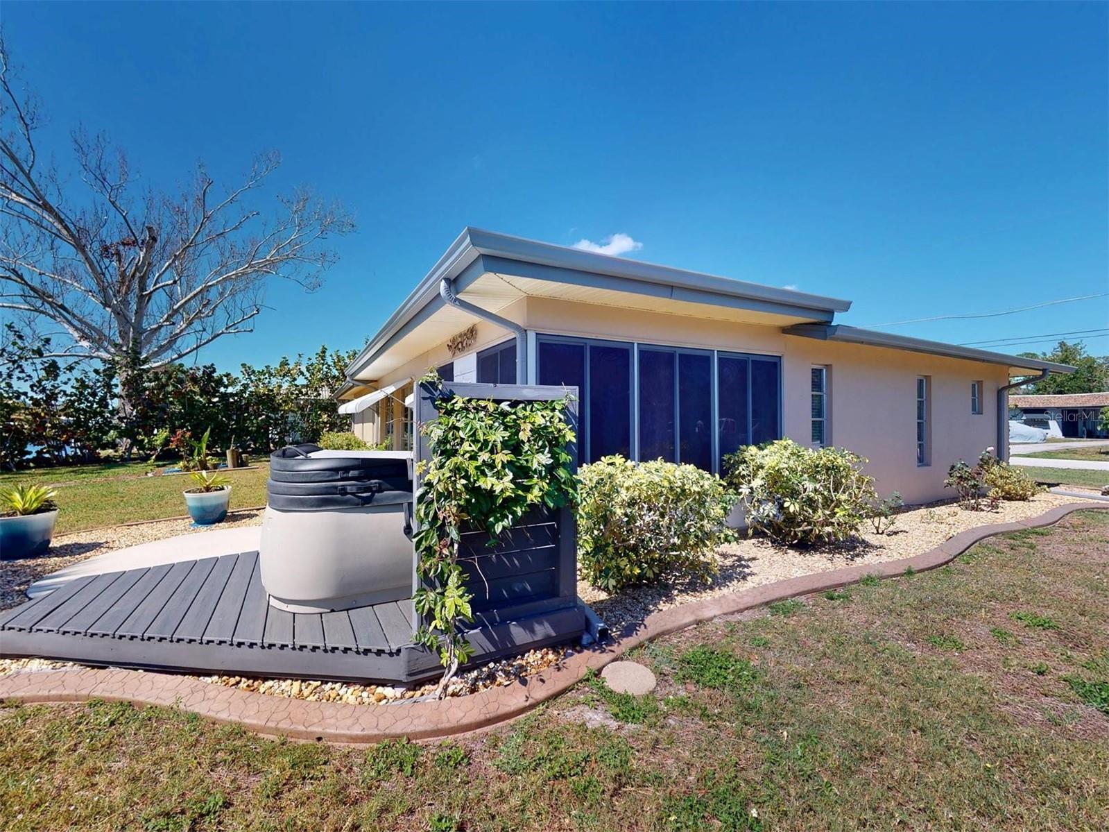 Listing photo id 8 for 18393 Hottelet Circle