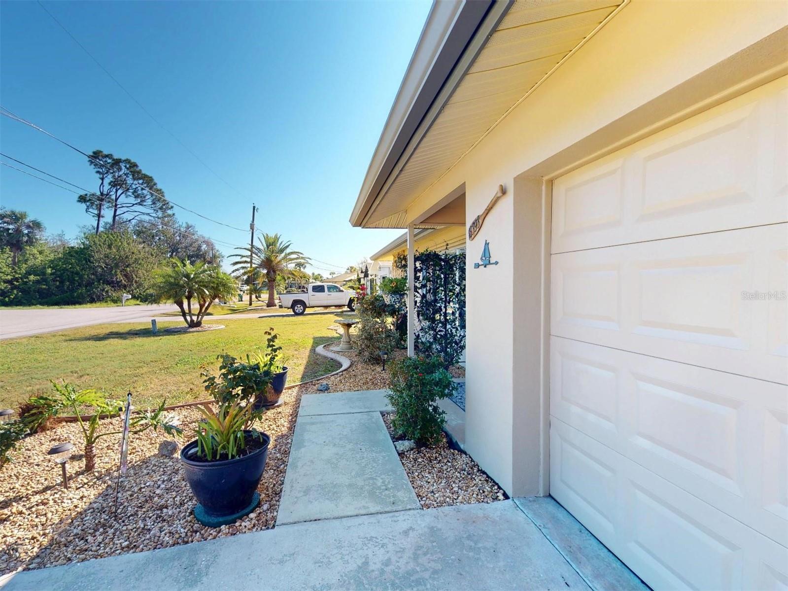 Listing photo id 11 for 18393 Hottelet Circle