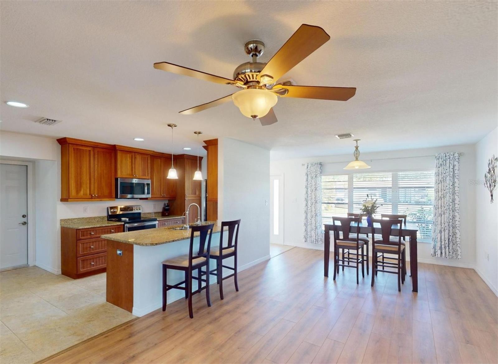 Listing photo id 19 for 18393 Hottelet Circle