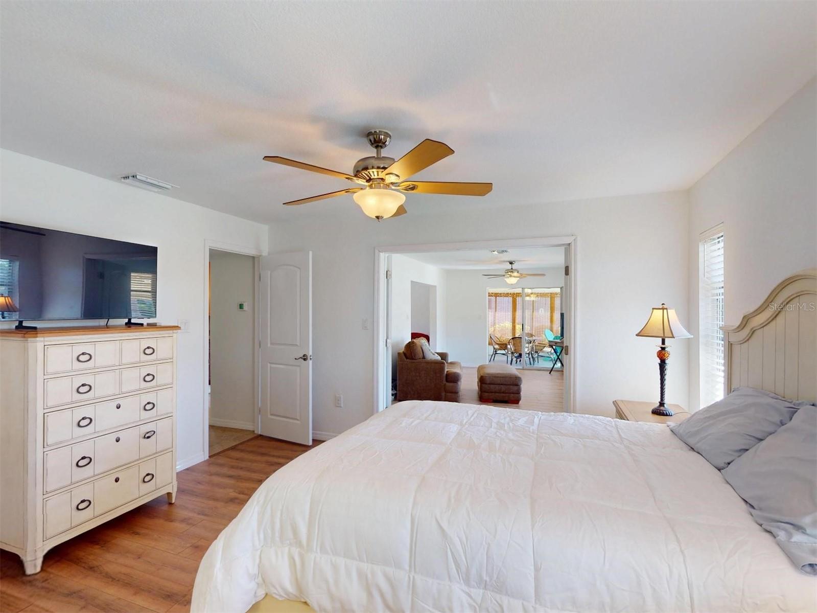 Listing photo id 37 for 18393 Hottelet Circle