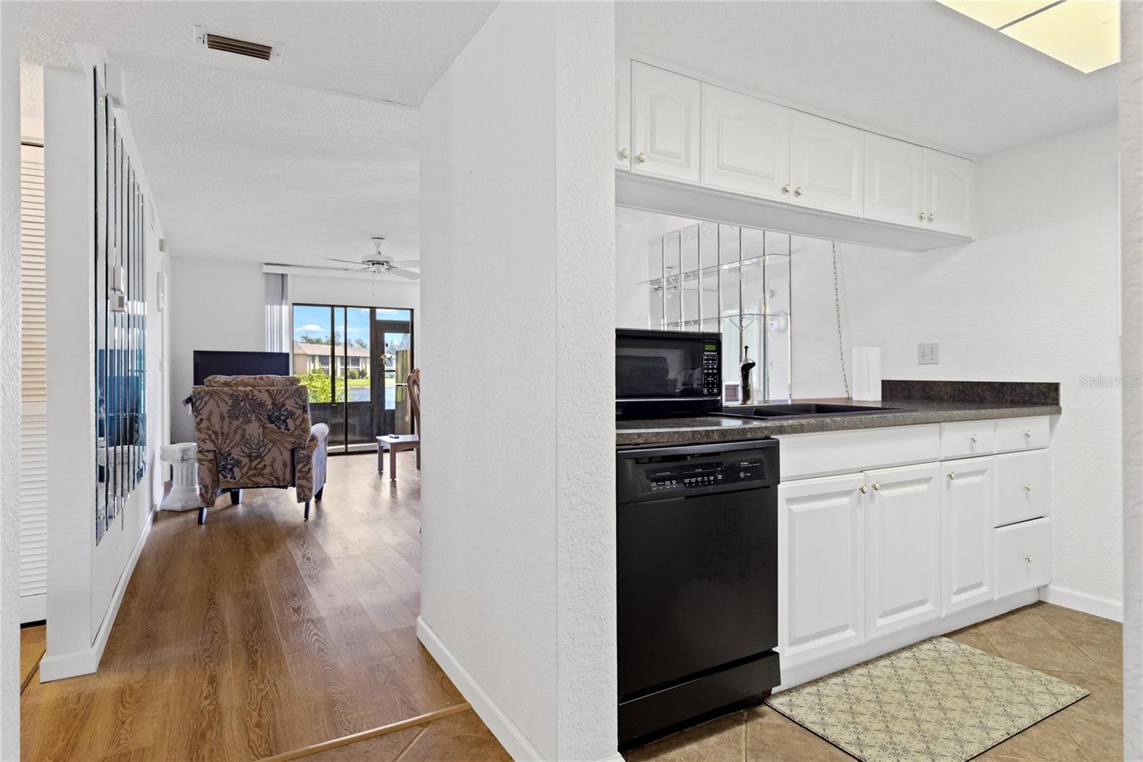 Image 11 of 30 For 4032 Oakview Drive H1