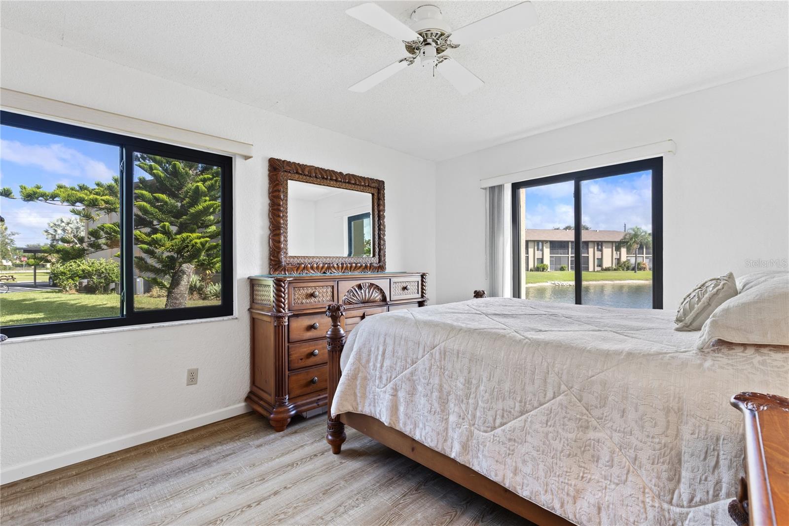 Image 15 of 30 For 4032 Oakview Drive H1