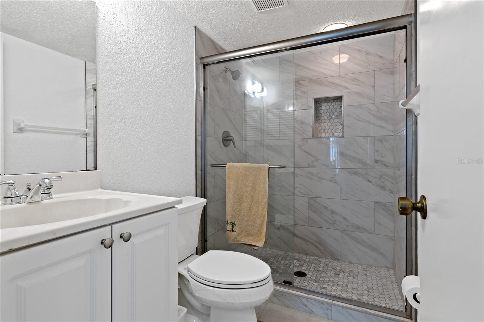 Image 17 of 30 For 4032 Oakview Drive H1