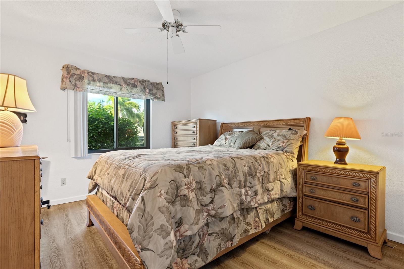 Image 18 of 30 For 4032 Oakview Drive H1