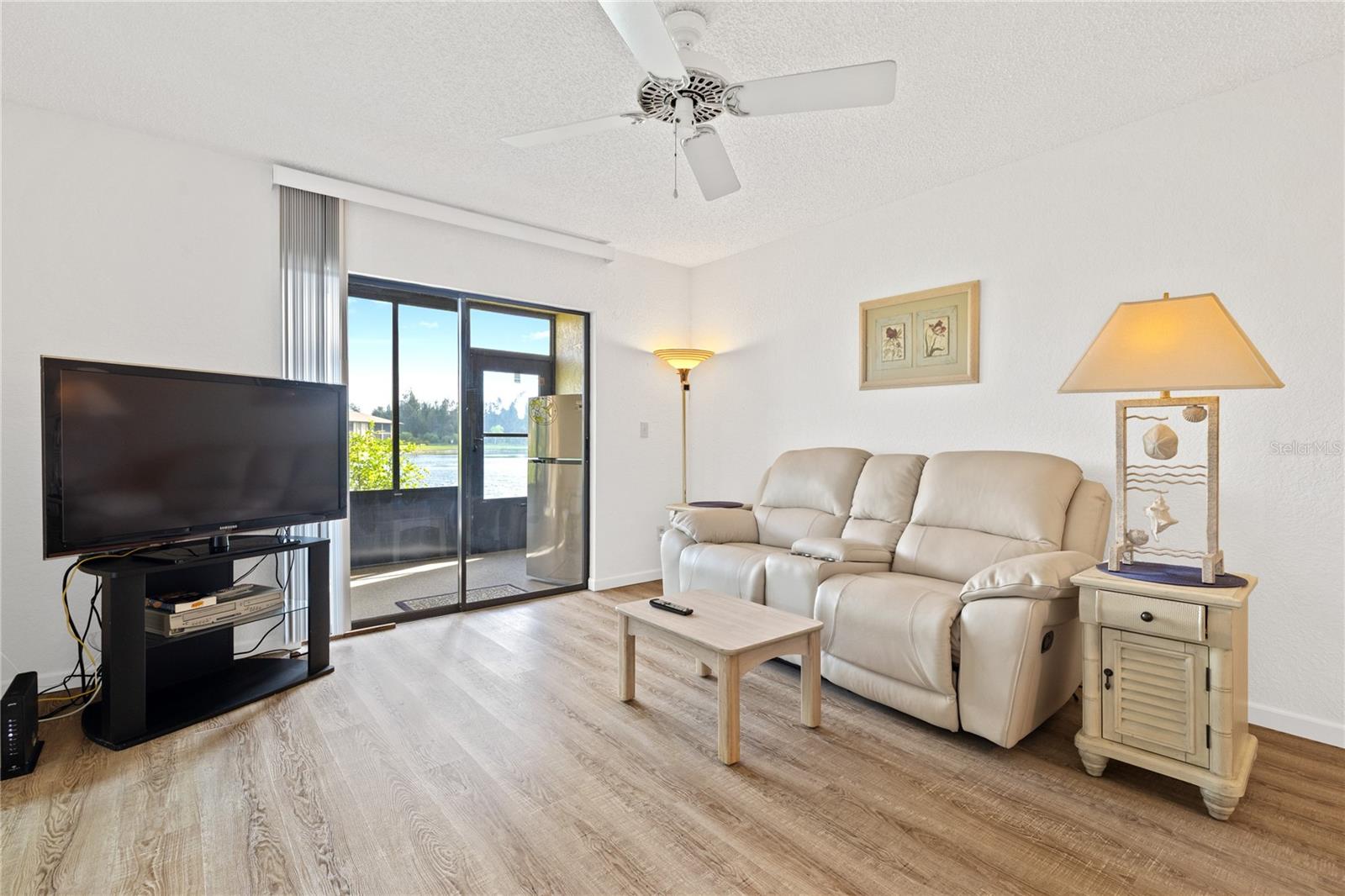 Image 8 of 30 For 4032 Oakview Drive H1