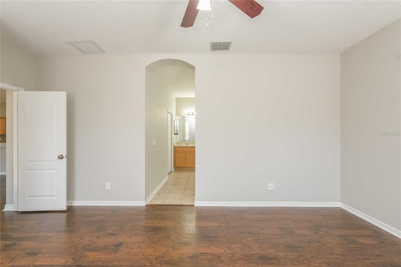 Listing photo id 6 for 8634 Sandy Plains Drive