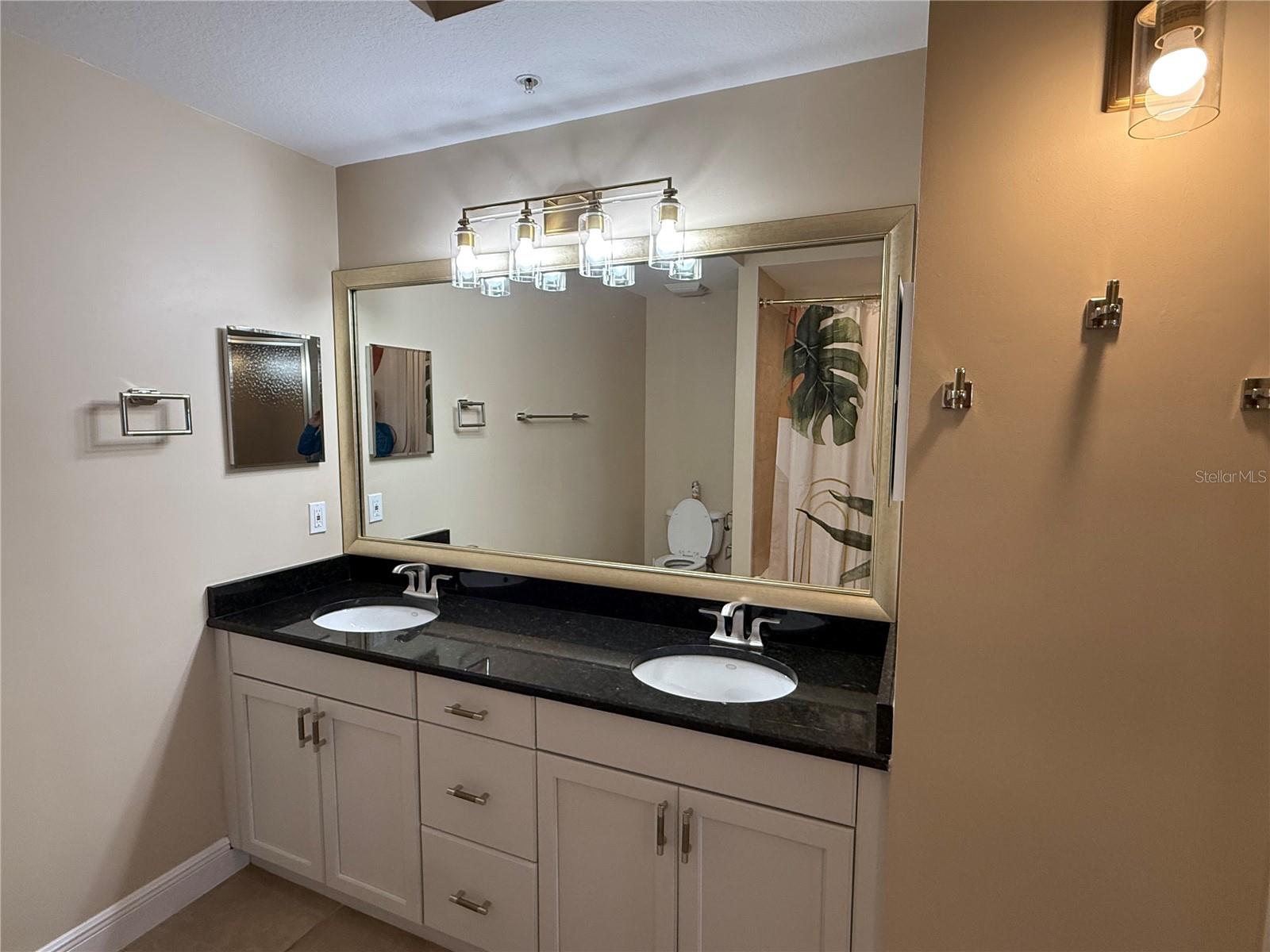 Image 10 of 19 For 5114 Melbourne Street A204