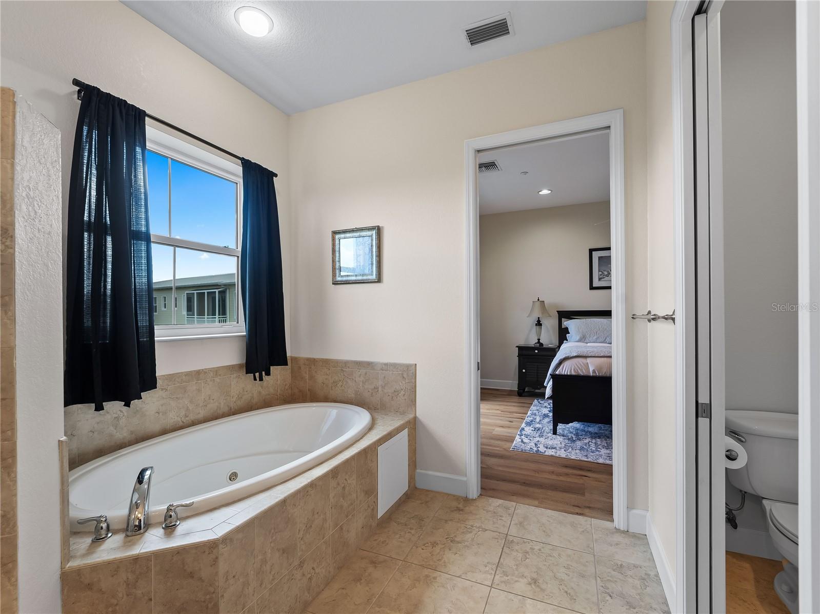 Image 24 of 72 For 10390 Longshore Road 83