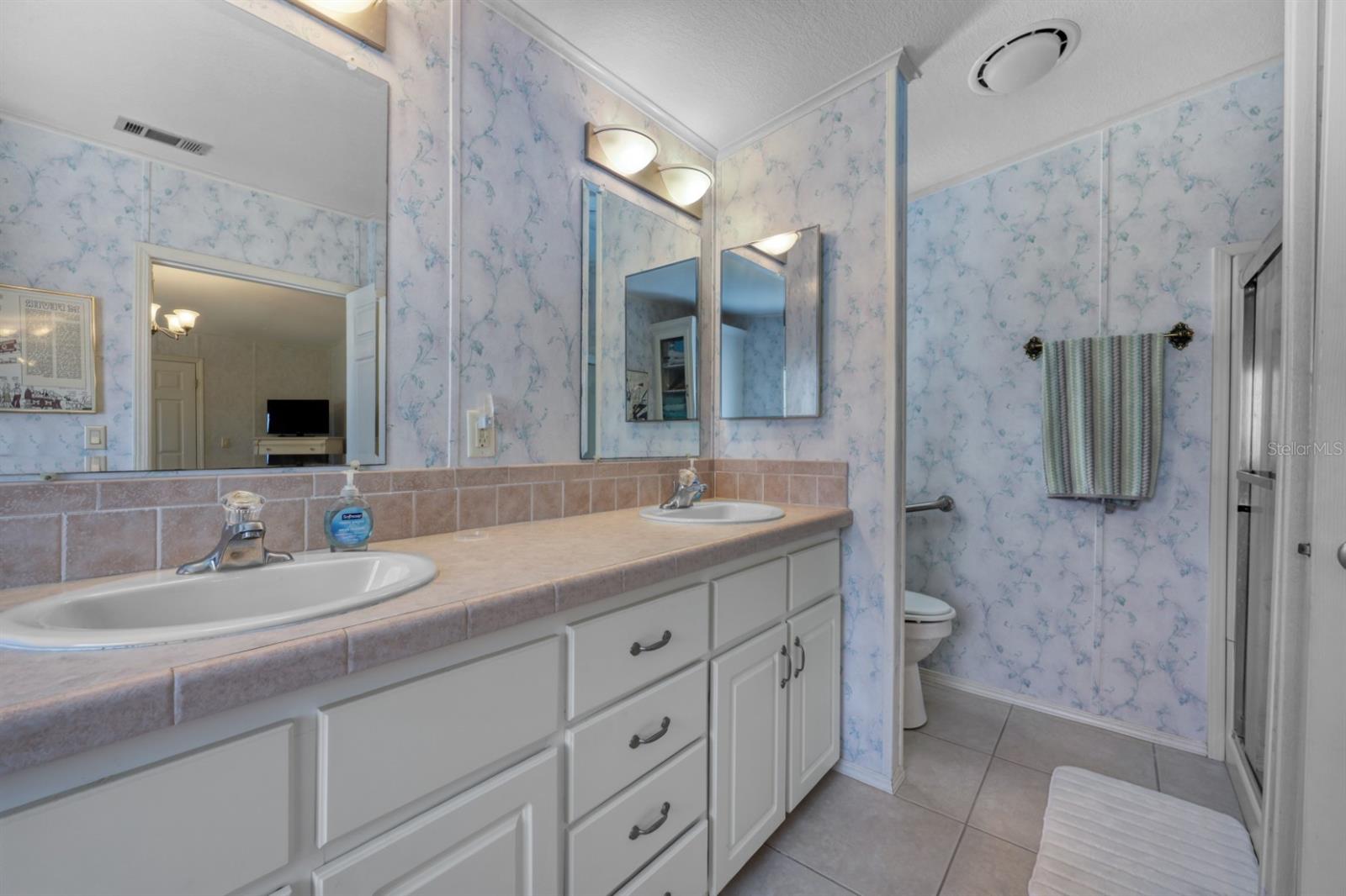 Image 28 of 100 For 2100 Kings Highway 920