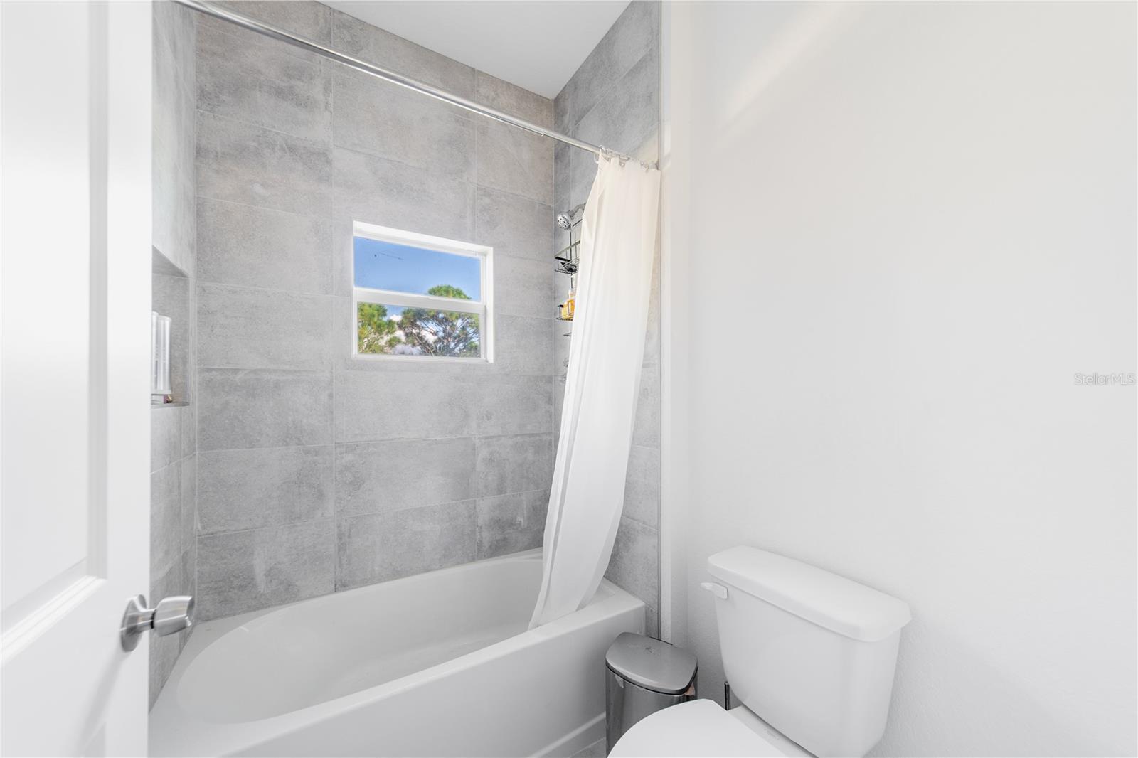 Image 14 of 35 For 15473 Lakeland Circle