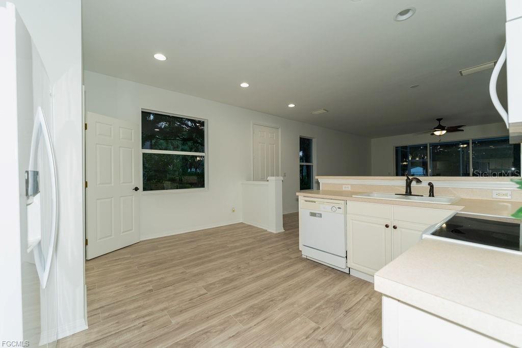 Image 24 of 48 For 8350 Village Edge Circle 4