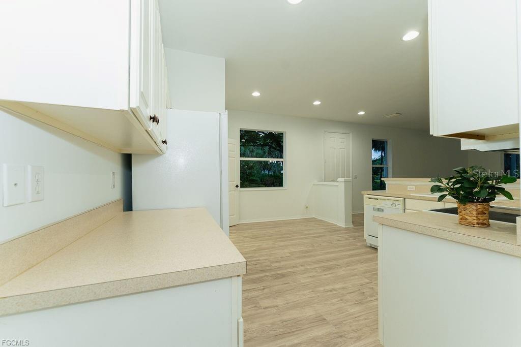 Image 25 of 48 For 8350 Village Edge Circle 4