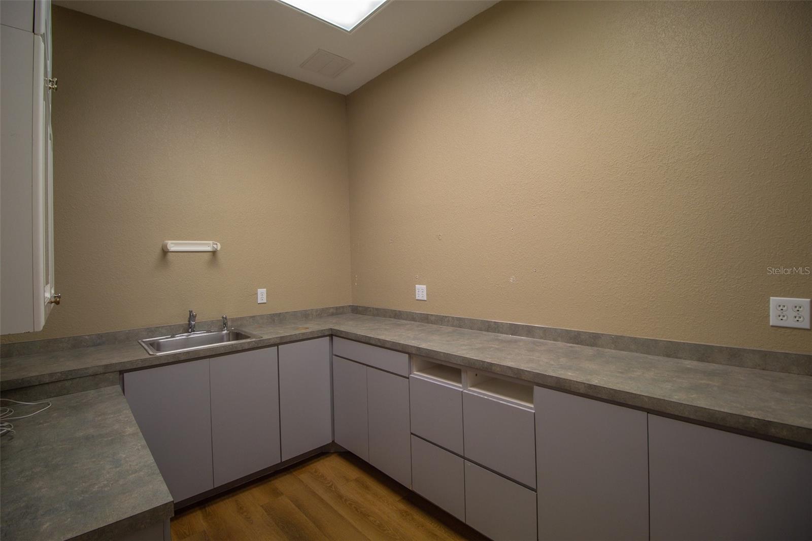 Image 17 of 20 For 970 Kings Highway 1