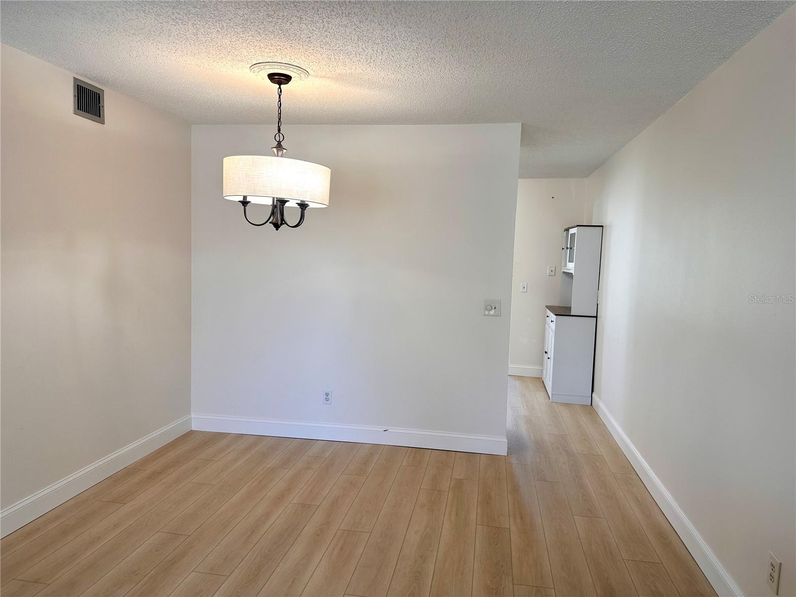 Image 10 of 40 For 2428 Columbia Drive 44