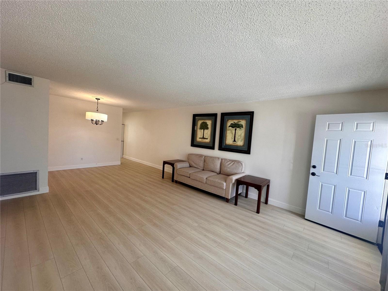 Image 11 of 40 For 2428 Columbia Drive 44