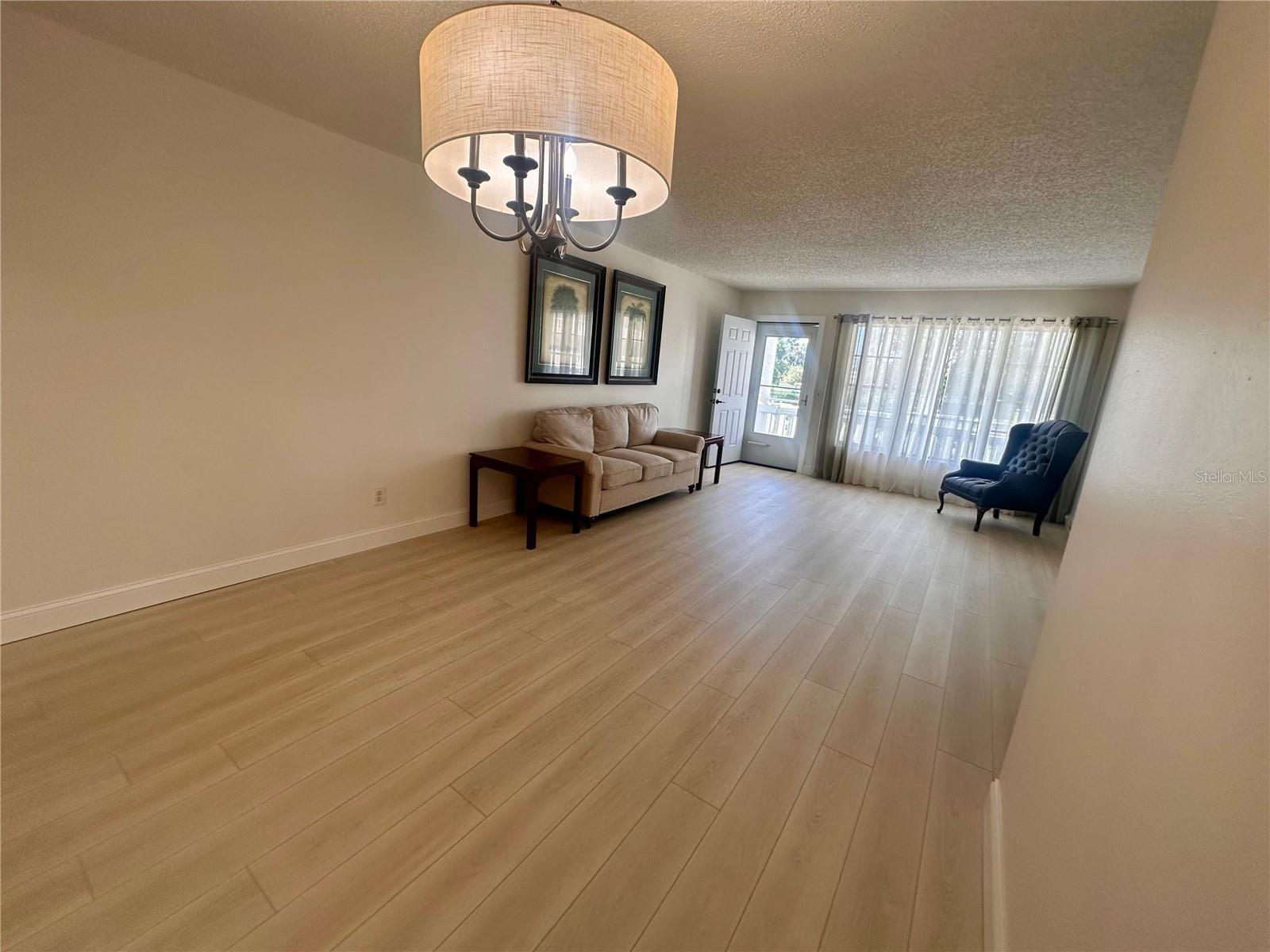 Image 6 of 40 For 2428 Columbia Drive 44